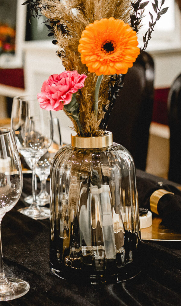 Vase anthrazit mit Flaschenhals in Gold