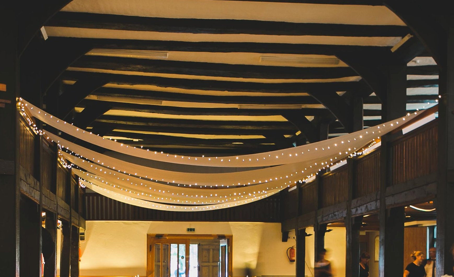 Deckendekoration Stofftücher weiß – Unendlich Eventdesign