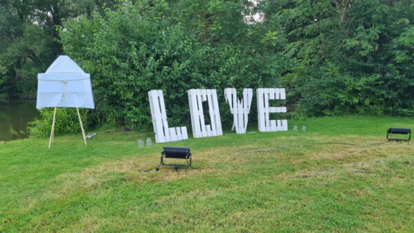 LOVE Buchstaben weiß Holzpalette – Bild 4