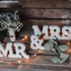 Schriftzug - Mr & Mrs weiß