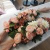 Blumengesteck Traubogen - Rosa mit Pampasgras – Bild 4