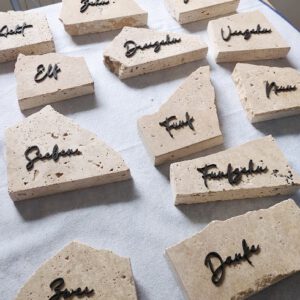 Tischnummer Travertin Stein Schrift schwarz